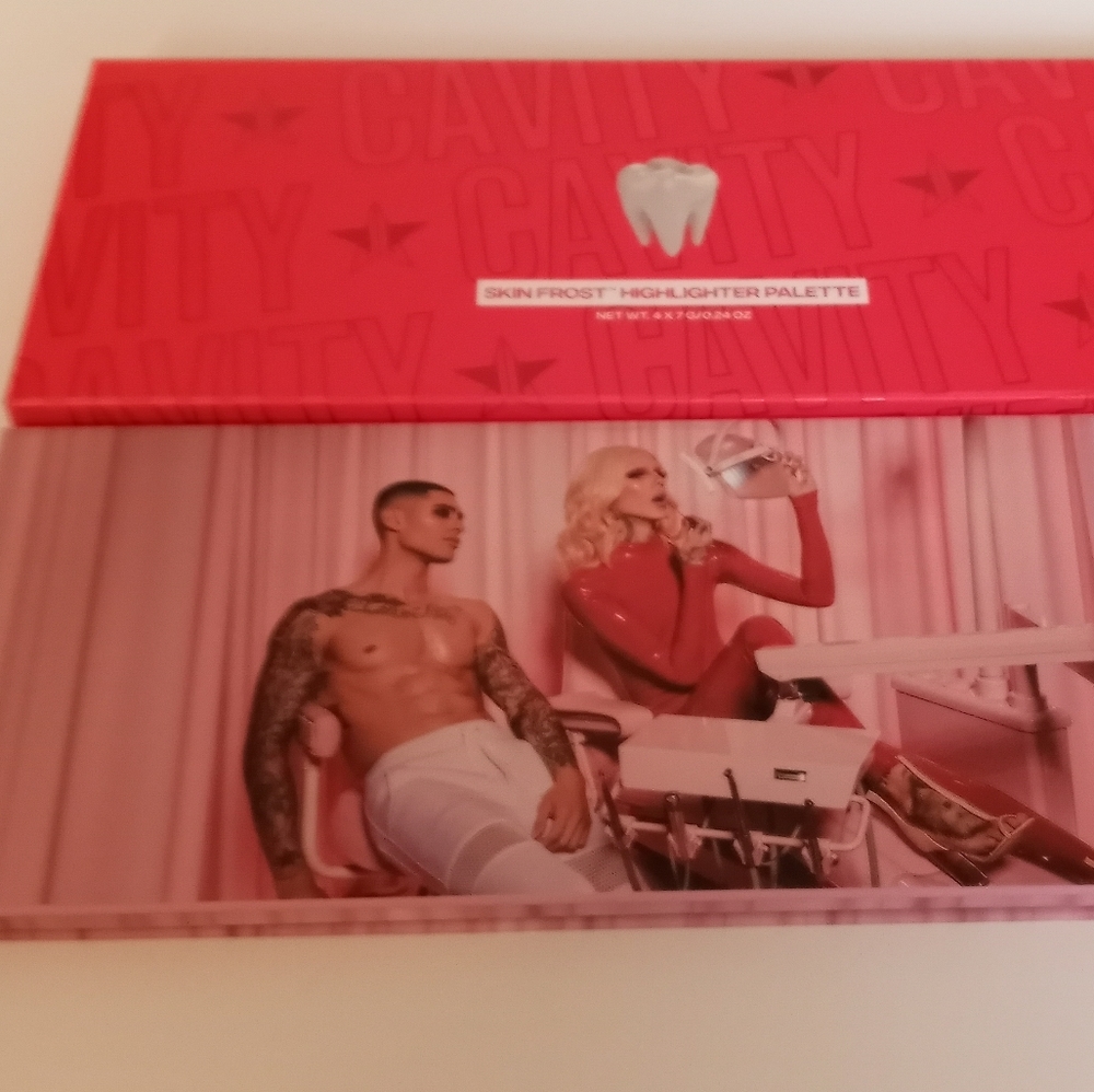 Jeffree Star  CavitySkin Frost Highlighter Pallett